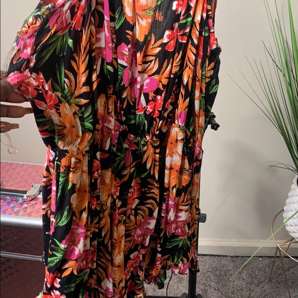 Floral romper 💐💐✈️ - Picture 4 of 4